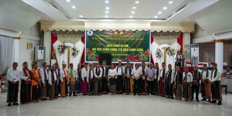 Foto bersama dalam Perayaan Natal Bersama Ikatan Keluarga Manggarai Raya Kota Kupang di Hotel Cahaya Bapa, Sabtu (31/1/2026). (Humas Pemprov)
