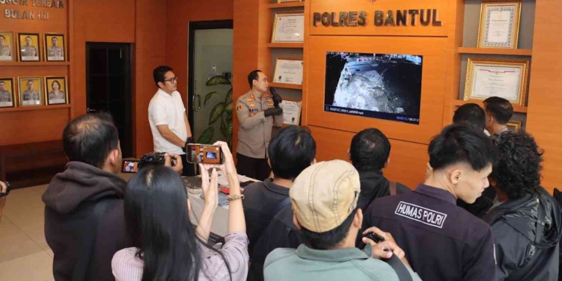 Kapolres Bantul AKBP Bayu Puji Hariyanto memaparkan kronologi dan motif kasus dugaan pembunuhan di Gumuk Pasir Parangtritis kepada awak media saat konferensi pers di Polres Bantul, dengan memperlihatkan rekaman CCTV sebagai bagian dari pengungkapan perkara