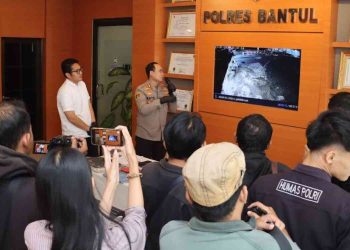 Kapolres Bantul AKBP Bayu Puji Hariyanto memaparkan kronologi dan motif kasus dugaan pembunuhan di Gumuk Pasir Parangtritis kepada awak media saat konferensi pers di Polres Bantul, dengan memperlihatkan rekaman CCTV sebagai bagian dari pengungkapan perkara