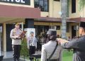 Kapolres Bantul AKBP Bayu Puji Hariyanto memimpin langsung upacara serah terima jabatan Kapolsek Bantul di halaman Mapolres Bantul, Rabu (18/02/2026).