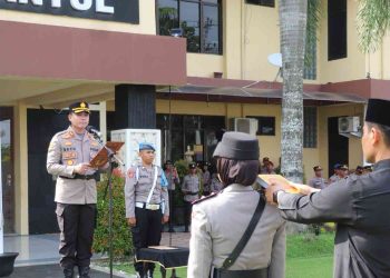 Kapolres Bantul AKBP Bayu Puji Hariyanto memimpin langsung upacara serah terima jabatan Kapolsek Bantul di halaman Mapolres Bantul, Rabu (18/02/2026).