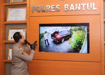 Kapolres Bantul AKBP Bayu Puji Hariyanto menunjukkan rekaman CCTV mobil Toyota Avanza yang digunakan pelaku saat memaparkan pengungkapan kasus dugaan pembunuhan di kawasan Gumuk Pasir Parangtritis, dalam konferensi pers di Polres Bantul.