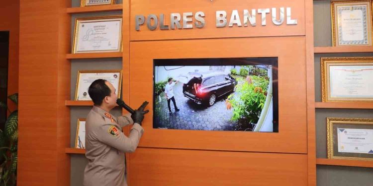 Kapolres Bantul AKBP Bayu Puji Hariyanto menunjukkan rekaman CCTV mobil Toyota Avanza yang digunakan pelaku saat memaparkan pengungkapan kasus dugaan pembunuhan di kawasan Gumuk Pasir Parangtritis, dalam konferensi pers di Polres Bantul.