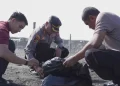 Kapolres Kulon Progo AKBP Ridho Hidayat bersama anggota kepolisian dan masyarakat memungut sampah saat kegiatan kerja bakti di Pantai Glagah, Kapanewon Temon, Kulon Progo, Jumat (6/2/2026), sebagai wujud dukungan terhadap program Indonesia Asri dan upaya menjaga kebersihan kawasan wisata.