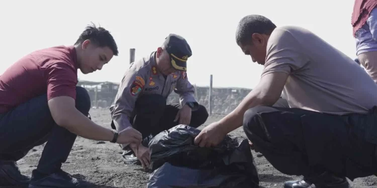 Kapolres Kulon Progo AKBP Ridho Hidayat bersama anggota kepolisian dan masyarakat memungut sampah saat kegiatan kerja bakti di Pantai Glagah, Kapanewon Temon, Kulon Progo, Jumat (6/2/2026), sebagai wujud dukungan terhadap program Indonesia Asri dan upaya menjaga kebersihan kawasan wisata.