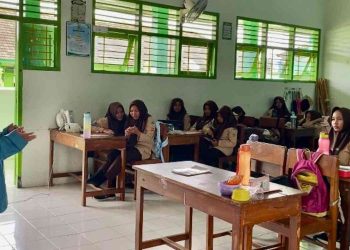 Mahasiswa KKNT Universitas Alma Ata saat menyampaikan materi literasi digital dan Penyakit Tidak Menular (PTM) kepada siswa MAN 1 Sleman