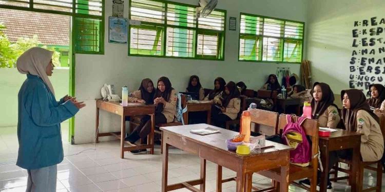 Mahasiswa KKNT Universitas Alma Ata saat menyampaikan materi literasi digital dan Penyakit Tidak Menular (PTM) kepada siswa MAN 1 Sleman