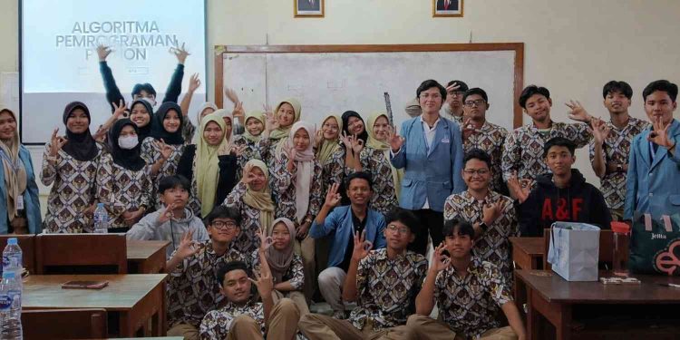 Pelatihan literasi digital oleh Mahasiswa KKN Tematik Universitas Alma Ata bersama siswa kelas XII SMA Negeri 1 Kasihan, Selasa (3/2/2026)