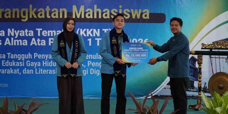 Penyerahan simbolis subsidi uang KKN Tematik Universitas Alma Ata Tahun 2026 kepada perwakilan mahasiswa peserta, sebagai bentuk dukungan kampus terhadap kelancaran pelaksanaan pengabdian masyarakat di wilayah Kabupaten Bantul.