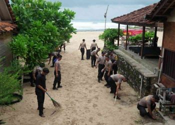 Personel Polres Gunungkidul bersama unsur terkait melaksanakan kerja bakti membersihkan kawasan Wisata Pantai Krakal, Jumat (06/02/2026), sebagai bentuk dukungan terhadap gerakan Indonesia ASRI dan komitmen menjaga kebersihan lingkungan serta kelestarian ekosistem pantai.
