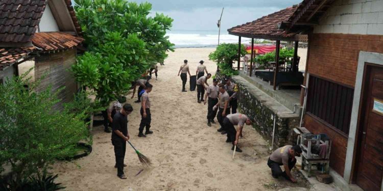 Personel Polres Gunungkidul bersama unsur terkait melaksanakan kerja bakti membersihkan kawasan Wisata Pantai Krakal, Jumat (06/02/2026), sebagai bentuk dukungan terhadap gerakan Indonesia ASRI dan komitmen menjaga kebersihan lingkungan serta kelestarian ekosistem pantai.