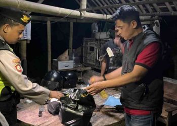 Petugas Polres Bantul melakukan pemeriksaan dan penyitaan barang bukti minuman keras ilegal dalam operasi KRYD di wilayah Bantul, Rabu (11:2:2026) malam.