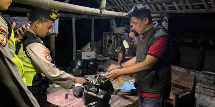 Petugas Polres Bantul melakukan pemeriksaan dan penyitaan barang bukti minuman keras ilegal dalam operasi KRYD di wilayah Bantul, Rabu (11:2:2026) malam.