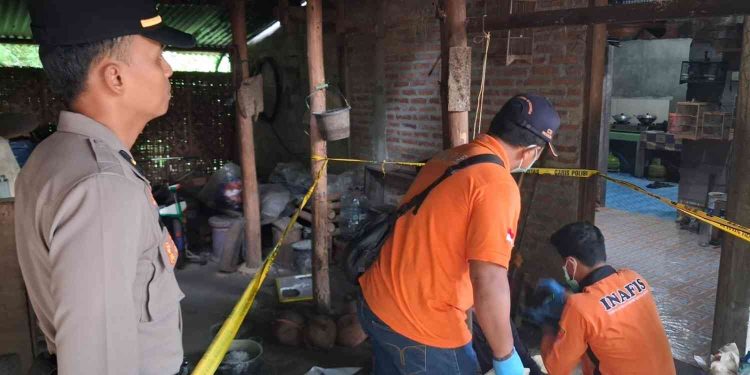 Petugas Polsek Kasihan bersama Tim Identifikasi Polres Bantul melakukan olah tempat kejadian perkara (TKP) di Dusun Salam RT 005, Bangunjiwo, Kasihan, Bantul, Rabu (18/2/2026) pagi.