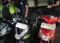 Petugas Polsek Minggir mengamankan tiga sepeda motor milik sejumlah remaja yang diduga hendak melakukan aksi perang sarung di Padukuhan Denokan, Sendangsari, Minggir, Sleman, Sabtu (21/2/2026) dini hari.