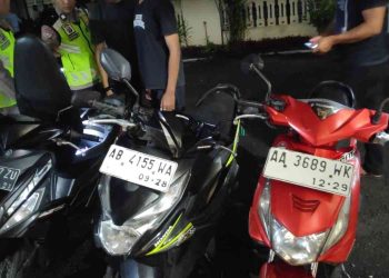 Petugas Polsek Minggir mengamankan tiga sepeda motor milik sejumlah remaja yang diduga hendak melakukan aksi perang sarung di Padukuhan Denokan, Sendangsari, Minggir, Sleman, Sabtu (21/2/2026) dini hari.