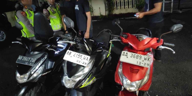 Petugas Polsek Minggir mengamankan tiga sepeda motor milik sejumlah remaja yang diduga hendak melakukan aksi perang sarung di Padukuhan Denokan, Sendangsari, Minggir, Sleman, Sabtu (21/2/2026) dini hari.