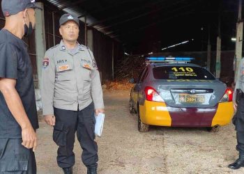 Petugas Polsek Sedayu melakukan pengecekan lokasi kejadian meninggal mendadak seorang karyawan swasta di kawasan Srontakan, Argomulyo, Sedayu, Bantul, Jumat (20/2/2026), sebagai bagian dari proses pendataan dan penanganan awal peristiwa.