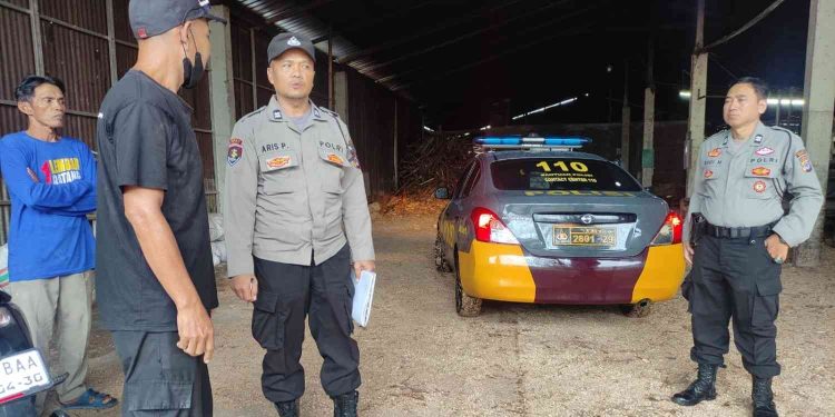 Petugas Polsek Sedayu melakukan pengecekan lokasi kejadian meninggal mendadak seorang karyawan swasta di kawasan Srontakan, Argomulyo, Sedayu, Bantul, Jumat (20/2/2026), sebagai bagian dari proses pendataan dan penanganan awal peristiwa.