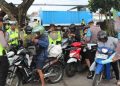Petugas Satlantas Polres Bantul melakukan penindakan dan edukasi kepada pengendara sepeda motor dalam rangka Operasi Keselamatan Progo 2026 di wilayah Bantul