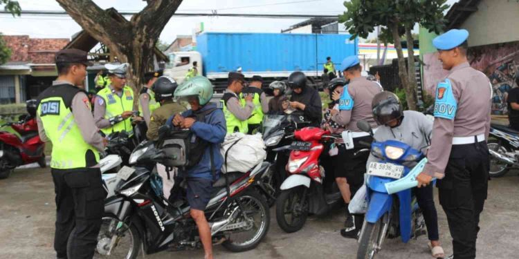 Petugas Satlantas Polres Bantul melakukan penindakan dan edukasi kepada pengendara sepeda motor dalam rangka Operasi Keselamatan Progo 2026 di wilayah Bantul