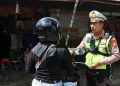 Petugas Satlantas Polres Bantul memberikan teguran dan edukasi kepada pengendara sepeda motor dalam rangka Operasi Keselamatan Progo 2026 di wilayah Kabupaten Bantul, sebagai upaya meningkatkan kesadaran tertib berlalu lintas menjelang Ramadan dan Idulfitri 1447 Hijriah.