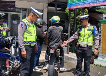 Petugas Satlantas Polres Gunungkidul melakukan pemeriksaan dan penindakan terhadap pengendara sepeda motor dalam rangka Operasi Keselamatan Progo 2026