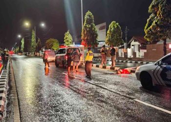 Petugas Satlantas Polresta Sleman melakukan olah TKP kecelakaan lalu lintas tunggal yang menewaskan pengendara sepeda motor di Jalan Padjajaran, Maguwoharjo, Depok, Sleman, Jumat (27/02/2026) dini hari.