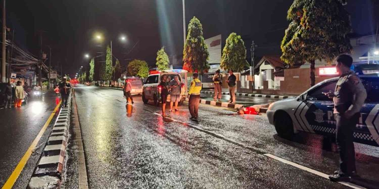 Petugas Satlantas Polresta Sleman melakukan olah TKP kecelakaan lalu lintas tunggal yang menewaskan pengendara sepeda motor di Jalan Padjajaran, Maguwoharjo, Depok, Sleman, Jumat (27/02/2026) dini hari.