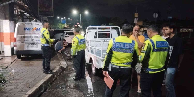 Petugas Satuan Lalu Lintas Polresta Sleman melakukan olah tempat kejadian perkara (TKP) usai kecelakaan beruntun yang melibatkan empat kendaraan di Simpang Empat Monjali,