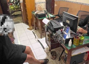 Petugas kepolisian Polresta Yogyakarta melakukan pemeriksaan terhadap salah satu terduga pelaku pencurian tabung gas elpiji di Mapolsek wilayah Mantrijeron, setelah diamankan warga di Suryowijayan, Kota Yogyakarta.