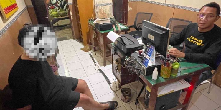 Petugas kepolisian Polresta Yogyakarta melakukan pemeriksaan terhadap salah satu terduga pelaku pencurian tabung gas elpiji di Mapolsek wilayah Mantrijeron, setelah diamankan warga di Suryowijayan, Kota Yogyakarta.