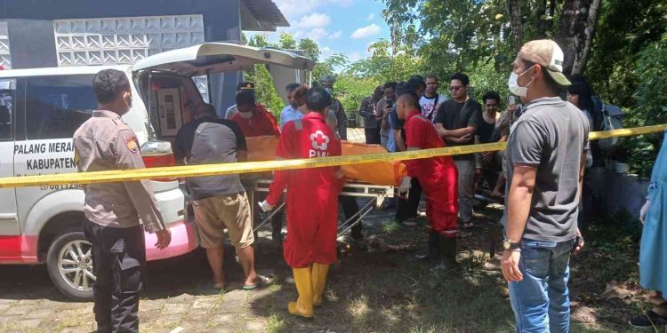 Petugas kepolisian bersama Tim Inafis Polres Bantul dan PMI mengevakuasi jenazah pria berinisial PAS (38) yang ditemukan meninggal dunia di rumah kontrakan Perumahan Nawa Resident, Bangunjiwo, Kasihan, Bantul, Senin (2/2/2026).