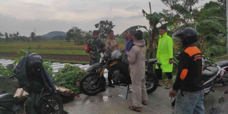 Petugas kepolisian bersama aparat setempat berada di lokasi persawahan Bulak Barak, Kalurahan Margoluwih, Kapanewon Seyegan, Sleman, Senin (9/2/2026), usai peristiwa dua buruh tani meninggal dunia diduga akibat tersambar petir saat berteduh di gubuk sawah.