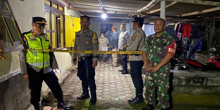 Petugas kepolisian bersama aparat setempat melakukan olah tempat kejadian perkara (TKP) di rumah korban di Dusun Donotirto, Bangunjiwo, Kasihan, Bantul, Senin (23/2/2026) malam, setelah seorang perempuan ditemukan meninggal dunia di dalam kamar.