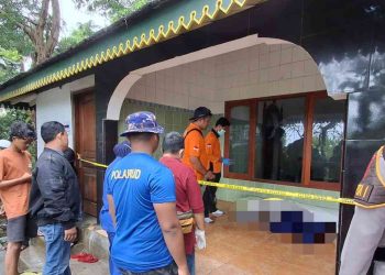 Petugas kepolisian bersama tim identifikasi dan tenaga medis melakukan olah tempat kejadian perkara (TKP) di serambi mushola kawasan Makam Syeh Bela Belu, Parangtritis, Kretek, Bantul, Minggu (1/2/2026). Seorang pria berusia 60 tahun asal Magelang ditemukan meninggal dunia secara mendadak saat beristirahat usai melakukan ziarah.