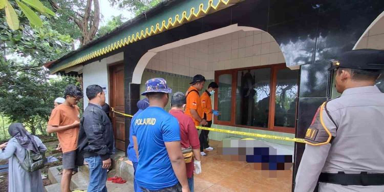 Petugas kepolisian bersama tim identifikasi dan tenaga medis melakukan olah tempat kejadian perkara (TKP) di serambi mushola kawasan Makam Syeh Bela Belu, Parangtritis, Kretek, Bantul, Minggu (1/2/2026). Seorang pria berusia 60 tahun asal Magelang ditemukan meninggal dunia secara mendadak saat beristirahat usai melakukan ziarah.