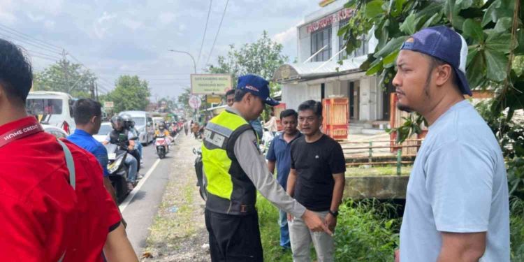 Petugas kepolisian dari Polres Bantul melakukan olah tempat kejadian perkara (TKP) dan meminta keterangan saksi di lokasi kecelakaan lalu lintas beruntun di Jalan Yogya–Wonosari, tepatnya di depan SD Kabregan, Piyungan, Bantul, Sabtu (7/2/2026).