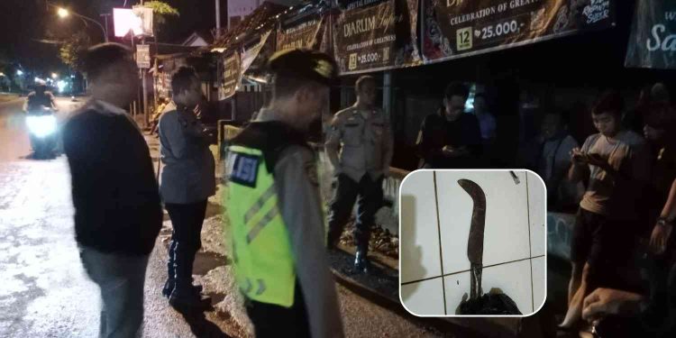 Petugas kepolisian melakukan olah tempat kejadian perkara (TKP) dan mengamankan sejumlah barang bukti usai perkelahian yang melibatkan senjata tajam di perempatan selatan SMP Negeri 2 Imogiri, Bantul, Senin (9/2/2026) malam.