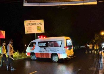 Petugas kepolisian melakukan olah tempat kejadian perkara (TKP) usai kecelakaan lalu lintas yang melibatkan dua sepeda motor dan satu mobil di Jalan Parangtritis, Dusun Paker, Mulyodadi, Bambanglipuro, Bantul, Minggu (15/2/2026) dini hari. Sebuah ambulans Palang Merah Indonesia tampak mengevakuasi korban, sementara arus lalu lintas di lokasi kejadian sempat terhenti.