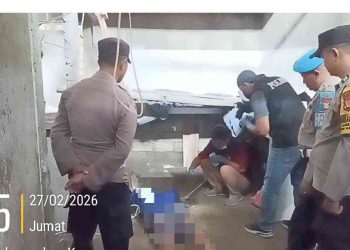 Petugas kepolisian melakukan olah tempat kejadian perkara di rumah yang sedang dibangun di Kedon, Sumbermulyo, Bambanglipuro, Bantul, Jumat (27/2/2026). Seorang pria berinisial WM (42) ditemukan meninggal dunia diduga akibat tersengat aliran listrik saat memasang tiang lampu penerangan.