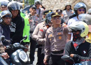 Petugas kepolisian melakukan pendekatan humanis dengan memberi arahan langsung kepada rombongan suporter saat pengamanan arus lalu lintas pasca-pertandingan sepak bola, guna memastikan situasi tetap aman, tertib, dan kondusif.