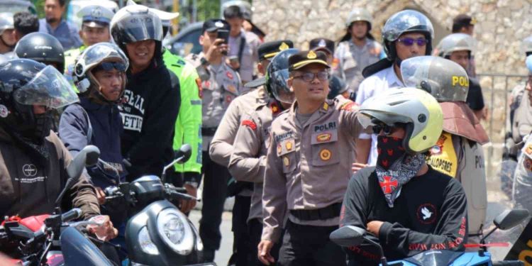 Petugas kepolisian melakukan pendekatan humanis dengan memberi arahan langsung kepada rombongan suporter saat pengamanan arus lalu lintas pasca-pertandingan sepak bola, guna memastikan situasi tetap aman, tertib, dan kondusif.