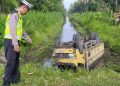 Petugas kepolisian melakukan pengecekan lokasi kecelakaan setelah truk Mitsubishi Canter terperosok ke sungai di Jalan Daendels Pantai Selatan, Letter S Garongan, Panjatan, Kulon Progo, Jumat (20/2/2026) dini hari.