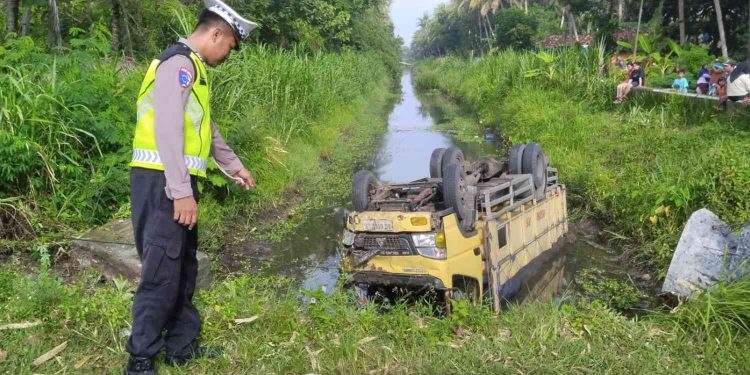 Petugas kepolisian melakukan pengecekan lokasi kecelakaan setelah truk Mitsubishi Canter terperosok ke sungai di Jalan Daendels Pantai Selatan, Letter S Garongan, Panjatan, Kulon Progo, Jumat (20/2/2026) dini hari.
