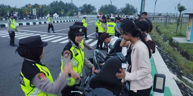 Petugas kepolisian memberikan pembinaan dan imbauan kepada sekelompok pengendara di jalur JJLS Kretek, Bantul, Minggu (22/2/2026) pagi. Kegiatan patroli subuh ini dilakukan sebagai upaya preventif menjaga keamanan dan ketertiban masyarakat selama Ramadan serta mengantisipasi potensi gangguan kamtibmas di wilayah tersebut.