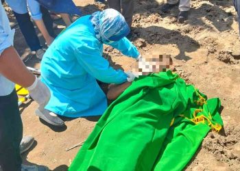 Petugas medis dari puskesmas melakukan pemeriksaan awal terhadap seorang warga yang ditemukan meninggal mendadak di area ladang Wanujoyo Lor, Srimartani, Piyungan, Bantul, Selasa (3/1/2026).