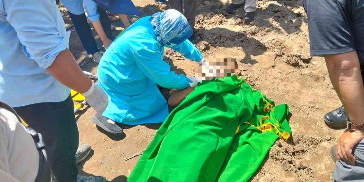 Petugas medis dari puskesmas melakukan pemeriksaan awal terhadap seorang warga yang ditemukan meninggal mendadak di area ladang Wanujoyo Lor, Srimartani, Piyungan, Bantul, Selasa (3/1/2026).