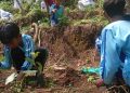 Sejumlah anak dan relawan terlibat langsung dalam kegiatan penanaman bibit di kawasan perbukitan Wonosobo