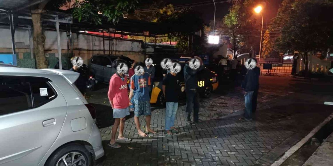 Sejumlah remaja diamankan petugas kepolisian saat patroli dini hari di Jalan Parasamya, Sleman, Minggu (1/2/2026) sekitar pukul 02.10 WIB.